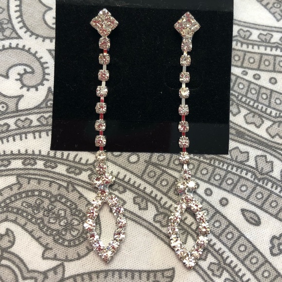 ⬇️ 🌴5 for $20🌴 simple rhinestone with tear drop - Picture 3 of 4